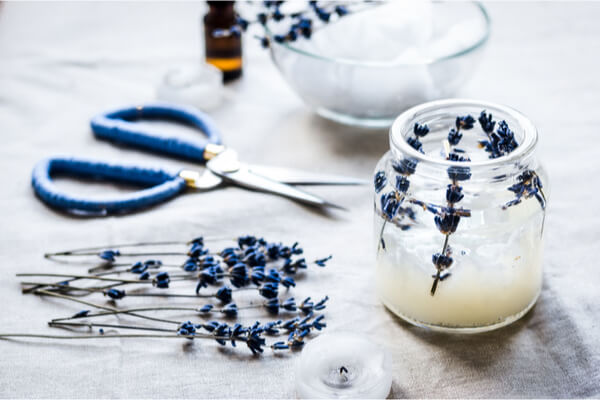 La Recette Maison Pour Faire des Bougies Parfumées Naturelles.