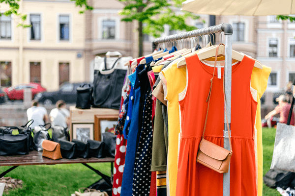 vide-grenier_shutterstock_1358656676