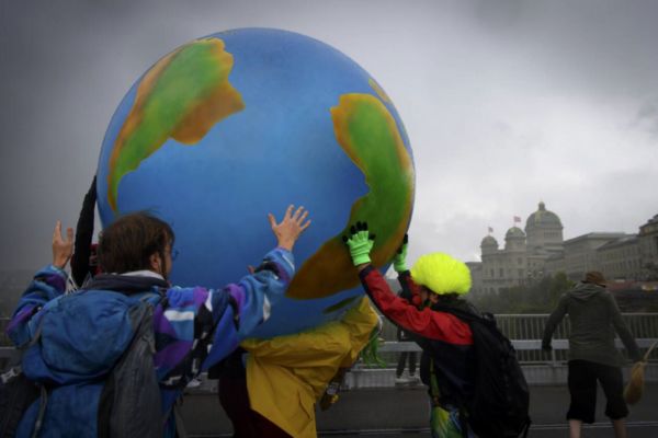 militants suisses qui manifestent en faveur de la Loi sur le climat et l'innovation